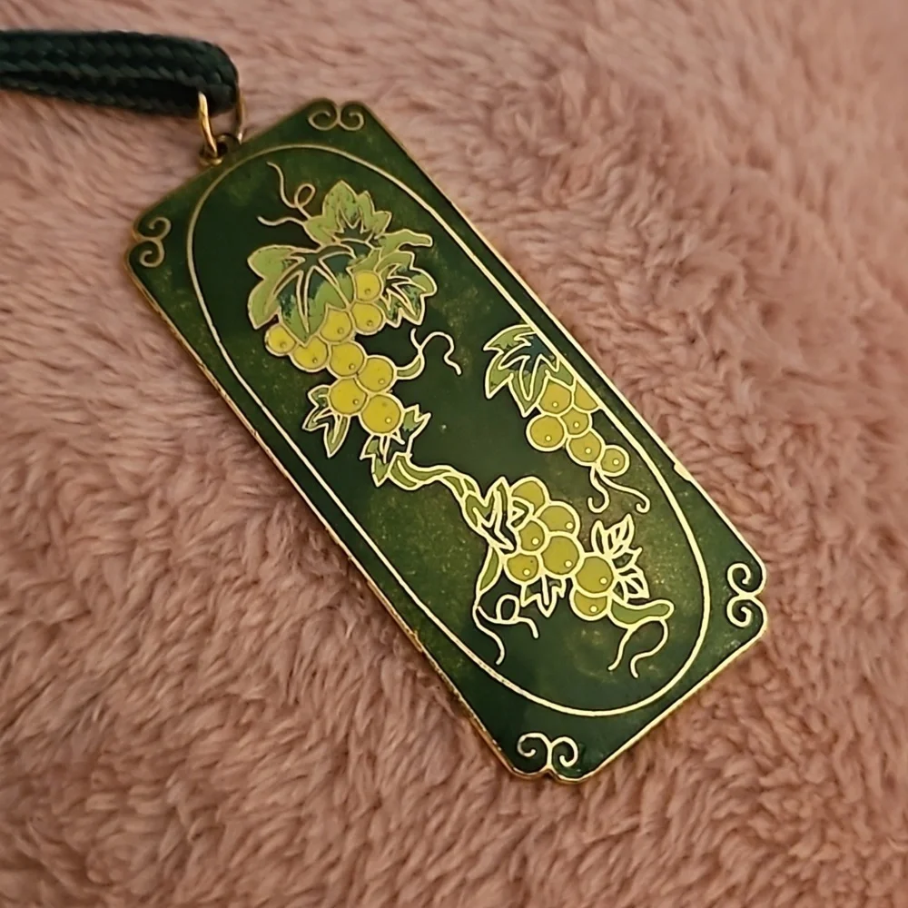 Vintage Green Vertical Cloisonne Grapes Rope Necklace